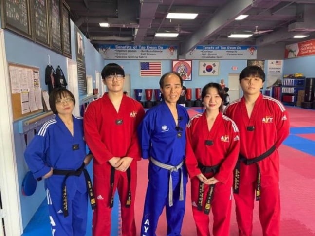 <b>성폭행</b> 위기 소녀 구했다…美 영웅 된 '<b>한인</b> 태권도 가족'