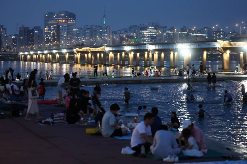 "<b>서울</b>, 새벽 2시에 25도"…117년 만에 <b>가장</b> 빠른 '열대야'