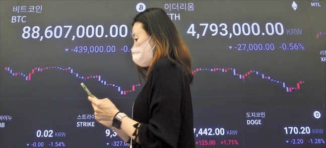 24일 서울 역삼동의 가상자산거래소 업비트에 설치된 전광판에 비트코인,<a href=