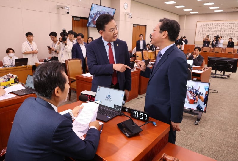 [속보] 방송3법·방통위법, <b>법사위</b> 통과…與 반발
