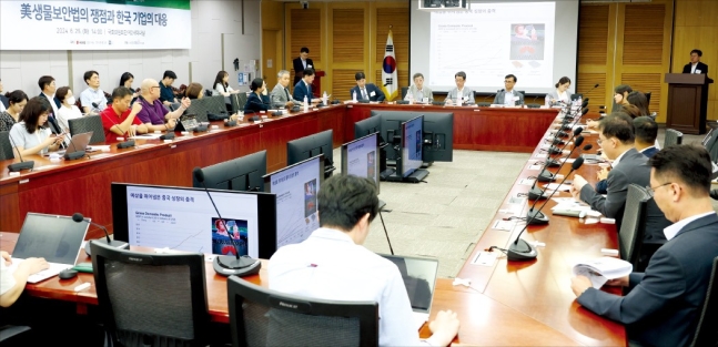 < 한경 첫 입법콘서트 > 25일 국회 의원회관에서 열린 한국경제신문·율촌 제1회 바이오입법콘서트에서 공동 주최자인 안철수 국민의힘 의원과 바이오업계 관계자들이 주제발표를 듣고 있다. 이날 행사는 '미국