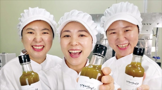 경북 예천의 농부창고 세자매들이 우리 농산물로 만든 참기름과 들기름을 들어 보이고 있다. /농부창고 제공