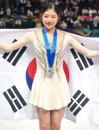 이해인 선수가 지난해 3월 일본 사이타마현에서 열린 2023 국제빙상경기연맹(ISU) 피겨스케이팅 세계선수권대회 여자 싱글 프리스케이팅에서 은메달을 목에 걸고 태극기를 펼쳐 들고 있다.  /뉴스1