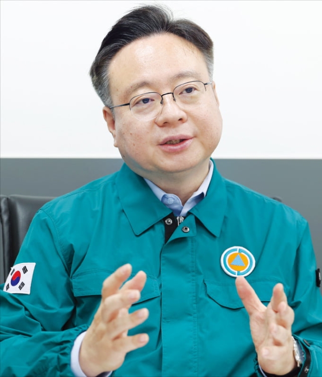 조규홍 보건복지부 장관이 지난 27일 정부서울청사에서 한국경제신문과 만나 의료개혁 방침을 설명하고 있다. 조 장관은 필수·지역 의료 분야를 집중 지원하겠다고 밝혔다.  강은구 기자