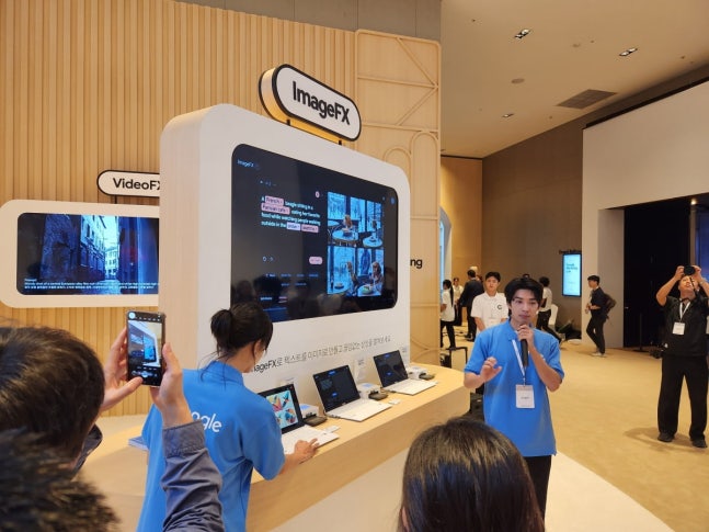 구글코리아 관계자가 지난 2일 그랜드 인터컨티넨탈 파르나스 서울에서 열린 '구글 마케팅 라이브 2024'을 통해 생성형 인공지능(AI) 제미나이 기반의 이미지 제작 솔루션 '이미지FX'를 소개하고 있다. 사진=김대영