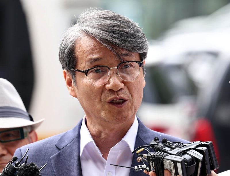 '김여사 <b>명품백</b>' <b>최재영</b> 목사, 스토킹 혐의로 경찰 조사