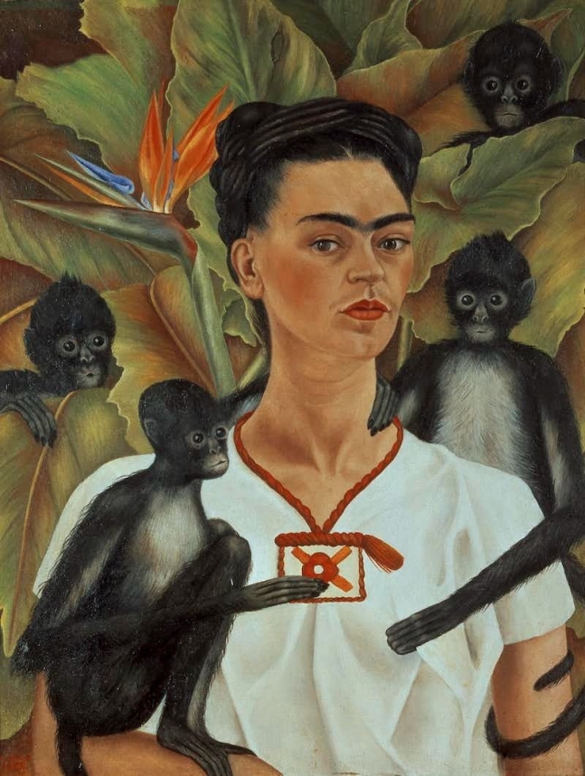 원숭이와 함께한 자화상(1943). 그녀는 자신의 일자 눈썹과 콧수염을 자랑스러워했다. 특히 수염에는 중성적인 매력이 있다고 여겼고, 당시 사람들도 그녀의 콧수염을 매력적이라고 생각했다. 남편인 디에고 리베라가 프리