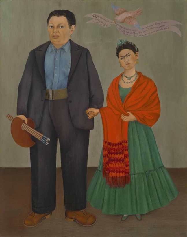프리다와 디에고 리베라(1937). 프리다는 멕시코 전통 의상을 입고 민속 장신구로 자신을 꾸미기를 즐겼다. 그녀는 연극에 오른 배우처럼 살았다.