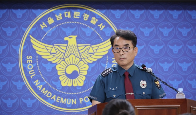 Ryu Jaehyuk, the chief of Namdaemun Police Station, briefs on the investigation of the reverse driving accident at Seoul City Hall Station at Namdaemun Police Station on the morning of the 9th.