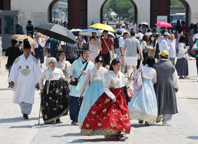 외국인 관광객이 경복궁을 관람하고 있다. /사진=연합뉴스