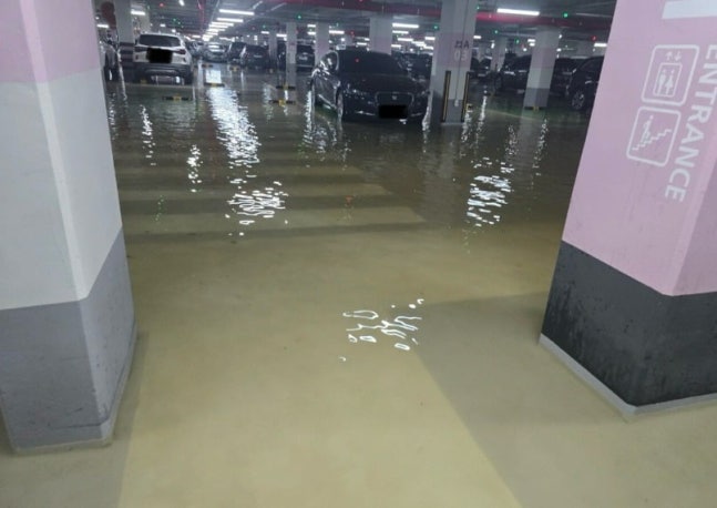 '물폭탄' 쏟아지자…신축아파트 주차장·상가 또 '아수라장'