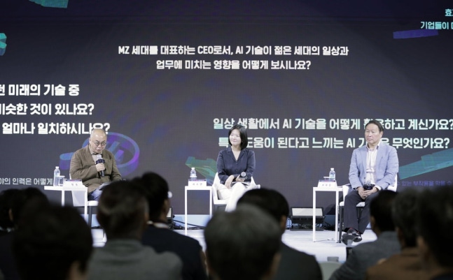 From left, Kim Jae-cheol, director of the KAIST Kim Jae-cheol AI Institute, Choi Soo-yeon, CEO of Naver, and Choi Tae-won, chairman of the Korean Chamber of Commerce and Industry, participate and have a conversation at the Jeju Forum Talk Show held at the Shilla Hotel in Jeju on the morning of the 19th. Photo provided by Naver