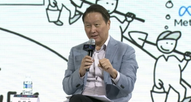 Chairman Choi Tae-won of the Korean Chamber of Commerce and Industry participates and has a conversation at the Jeju Forum Talk Show held at the Shilla Hotel in Jeju on the morning of the 19th. Photo captured from the Korean Chamber of Commerce and Industry's YouTube video.