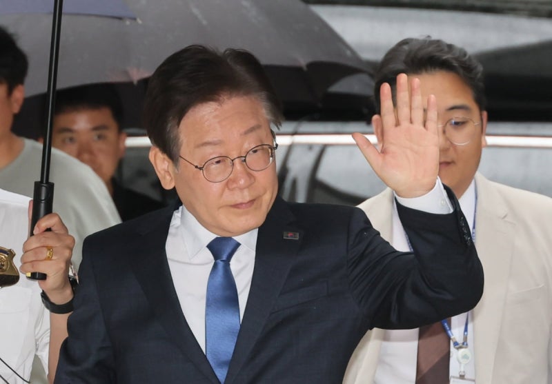 <b>권익위</b>, <b>이재명 헬기</b> 이송 특혜 논란에 "불법 사항 없어"