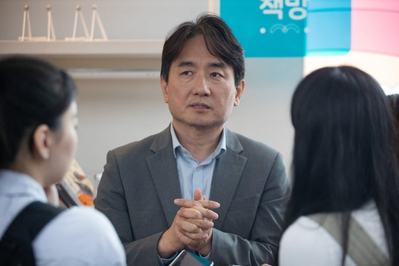 <b>본사</b> 몰려온 수백명 앞에 선 <b>위메프</b> 대표…"환불자금 충분히 준비" [일파만파...