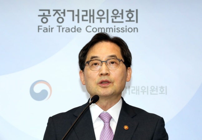 Chairman of the Fair Trade Commission Hanki Jung is holding a press conference with reporters at the Fair Trade Commission press room in the government Sejong Building on the morning of the 25th. Photo= Yonhap News