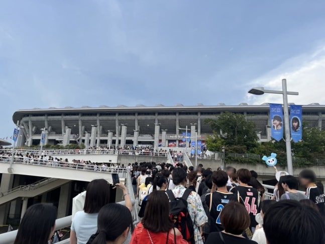 グループTWICEの公演を見るためにファンが移動している。 /写真=キム・スヨン記者