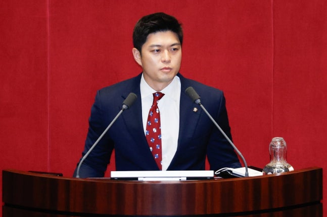 Kim Yong-tae, a member of the People Power Party, conducting an unlimited debate (filibuster) in opposition to the amended bill of the Korean Educational Broadcasting Corporation Act (EBS Act) at the main conference room of the National Assembly in Yeouido, Seoul on the morning of the 29th. /Photo=news1