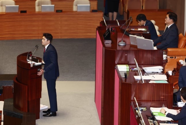 Kim Yong-tae, a member of the People Power Party, conducting an unlimited debate (filibuster) in opposition to the amended bill of the Korean Educational Broadcasting Corporation Act (EBS Act) at the main conference room of the National Assembly in Yeouido, Seoul on the morning of the 29th. With National Assembly Speaker Yoo Won-sik on the right. /Photo=news1