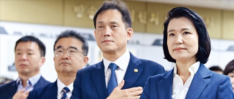 <b>이진숙</b>, 취임날 방문진·KBS 이사 교체…野, 또 <b>탄핵</b> 예고