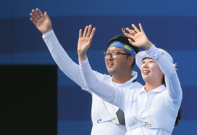 <b>김우진</b>·<b>임시현</b>, 양궁 혼성 단체 <b>8강</b> 진출…대만 물리쳤다 [2024 파리올림픽]