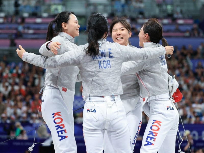한국 <b>펜싱</b> 여자 <b>사브르</b>, 프랑스 꺾었다…단체전 첫 결승행 [2024 파리올림픽]