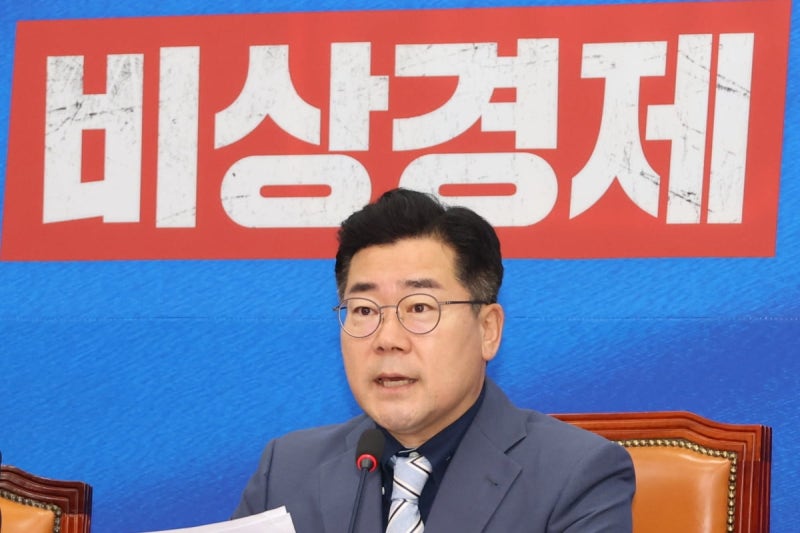<b>박찬대</b> "<b>경제</b> 비상상황 대처 위해 영수회담 개최해야"