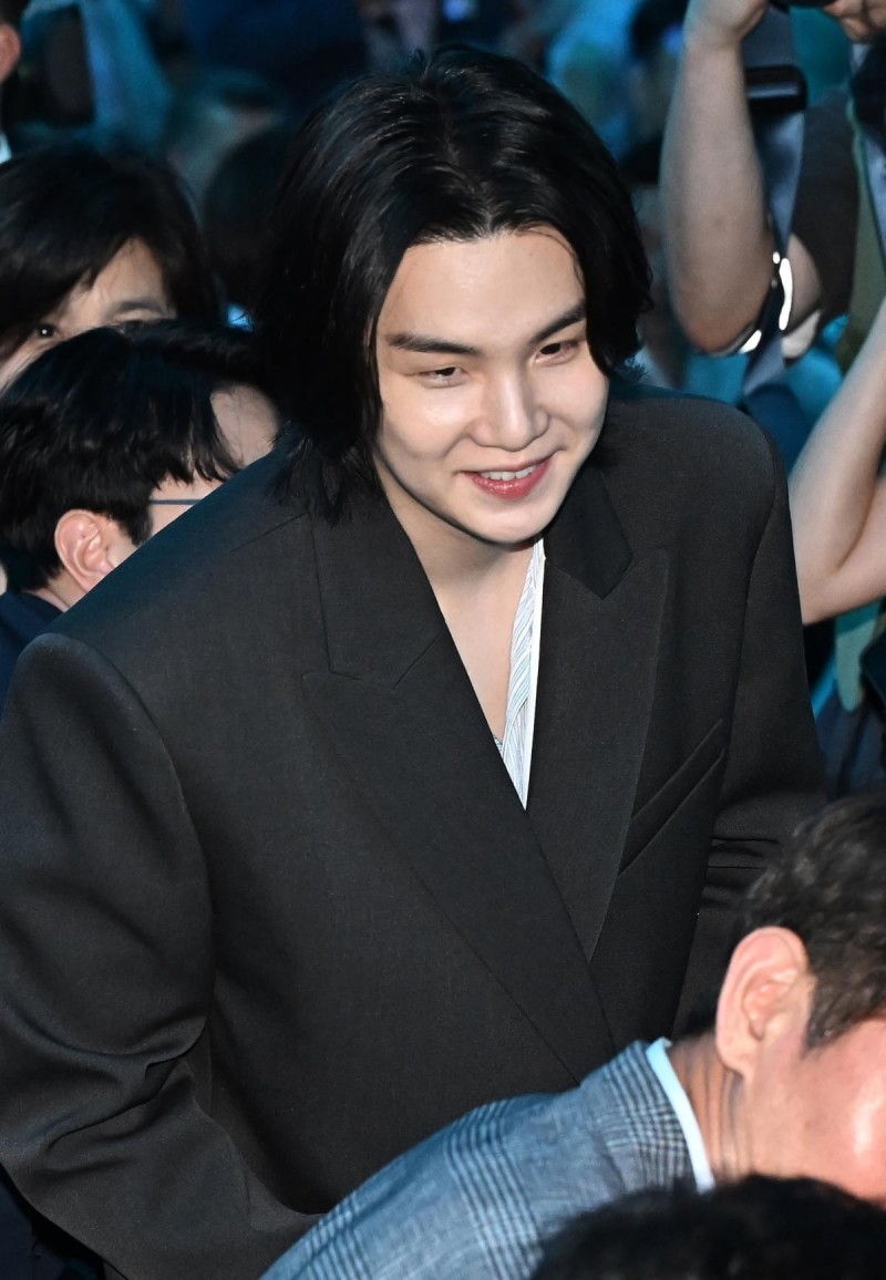 처음엔 킥보드 탔다더니…BTS 슈가 측 "성급했다" 사과