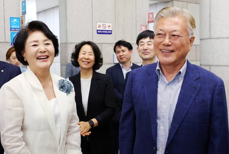 <b>검찰</b>, 문재인 <b>부부</b> 계좌 추적…전 사위 '특혜채용' 의혹