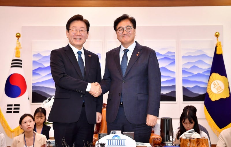 <b>이재명</b>, <b>우원식</b> 만나 "행정부 독주 심각…입법부 잘 지켜달라"