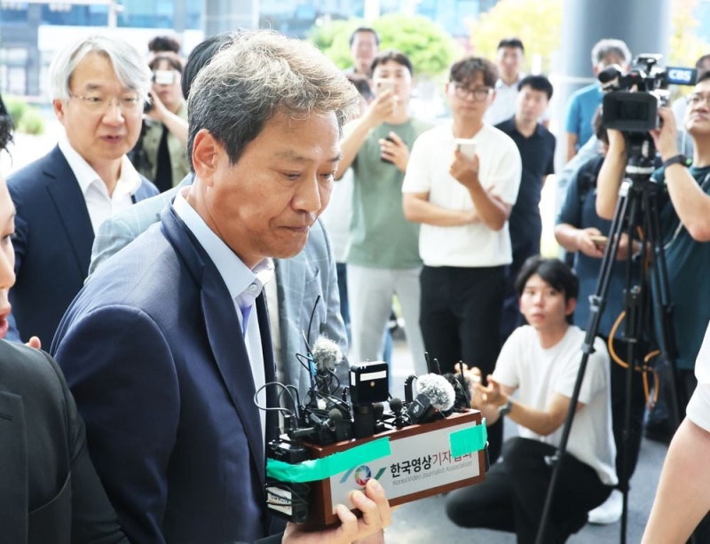 '중진공 이사장 임명 의혹'…<b>임종석</b> 전 비서실장 <b>검찰</b> 출석