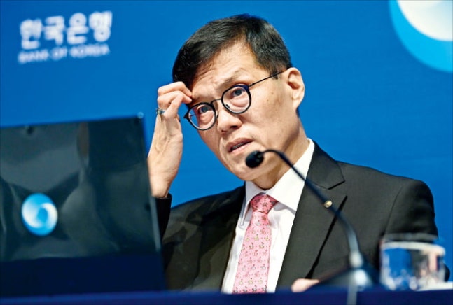 한국은행이 22일 금융통화위원회를 열고 연 3.50%인 기준금리를 동결하기로 결정했다. 이창용 한은 총재가 이날 통화정책방향 기자간담회에서 취재진의 질문을 듣고 있다.  사진공동취재단