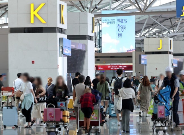 Incheon International Airport departure hall crowded with travelers leaving for overseas trips during the summer vacation season. Photo=Choi Hyuk Reporter