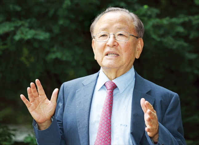 강만수 전 기획재정부 장관은 한국경제신문과의 인터뷰에서 “옛날에는 소수 횡포 때문에 일이 안 됐지만 요즘은 과거에 상상도 못한 다수의 횡포가 심하다”며 “다수결은 관철돼야 하지만 합리적 소수 의견은 존중돼야 한다”고