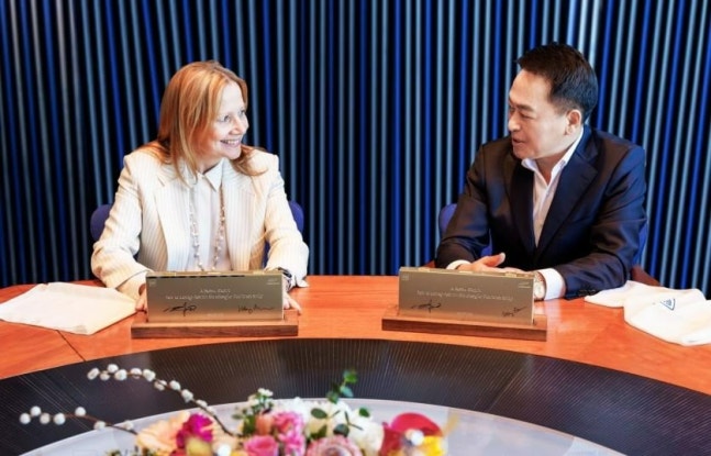 삼성SDI가 미국 제너럴모터스(GM)와 미국 내 전기차 배터리 생산 공장을 짓기로 확정했다고 28일 밝혔다. 사진은 2023년 3월 최윤호 삼성SDI 대표이사 사장(오른쪽)과 메리 바라 제너럴모터스 회장이 전기차 배