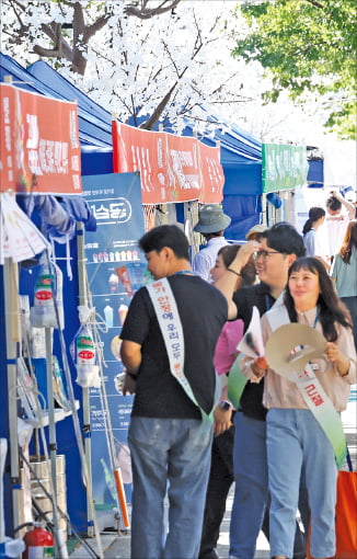 30일 강원 양구군 서천 레포츠공원에서 개막한 '2024 국토정중앙 청춘양구 배꼽축제'에서 '바가지 요금 근절' 띠를 두른 군청 관계자들이 행사장을 살펴보고 있다. /연합뉴스