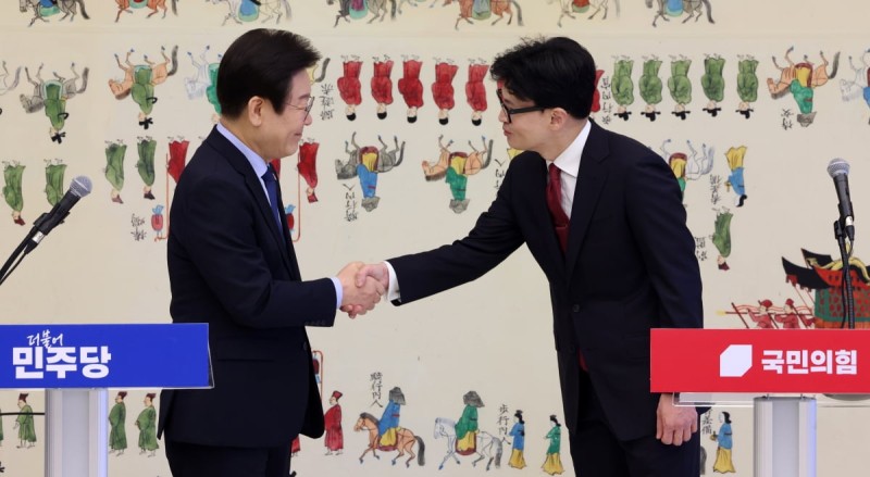 <b>한동훈</b>·<b>이재명</b> 대표 <b>회담</b>…모두발언서 금투세·특검법 신경전 [종합]