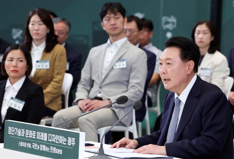 尹 "2027년 <b>광주</b> AI 영재고 개교, 세심하게 챙길 것"
