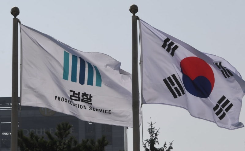 검찰, '<b>김정숙</b> 여사 샤넬 재킷 의혹' 前 <b>주프랑스 한국문화원장</b> 소환