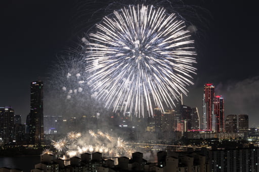 10월 초 황금연휴에 불꽃축제 행사까지 겹치면서 서울시내 주요 호텔 숙박료가 천정부지로 치솟았다. 사진은 작년 불꽃축제 모습. 연합뉴스