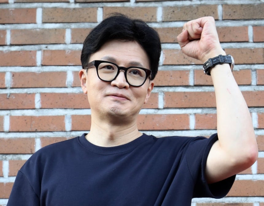 Han Dong-hoon, leader of the People's Power, appeals to citizens for support for Yoon Il-hyeon, the Geumjeong-gu Mayor candidate, on the afternoon of the 12th in the area of Nopo station in Geumjeong-gu, Busan. Photo=news1