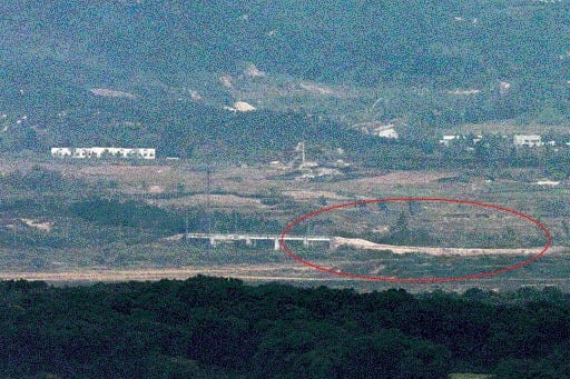 합참 "북한, <b>경의선</b>·<b>동해선</b> 남북 <b>연결도로</b> 폭파" [종합]
