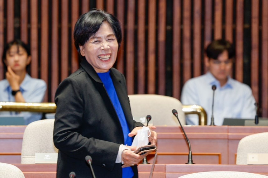 Choi Min-hee, a member of the Democratic Party of Korea, who was elected as the chairman of the Science, Technology, Information, Broadcasting and Communications Committee of the 22nd National Assembly, attends a general assembly meeting at the National Assembly in Yeouido, Seoul, on the morning of the 11th. / Photo=News1