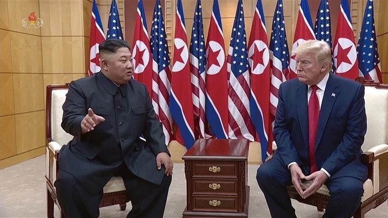 "<b>트럼프</b>, <b>김정은</b>과 대화 검토"…조기 '미북 정상회담' 열리나
