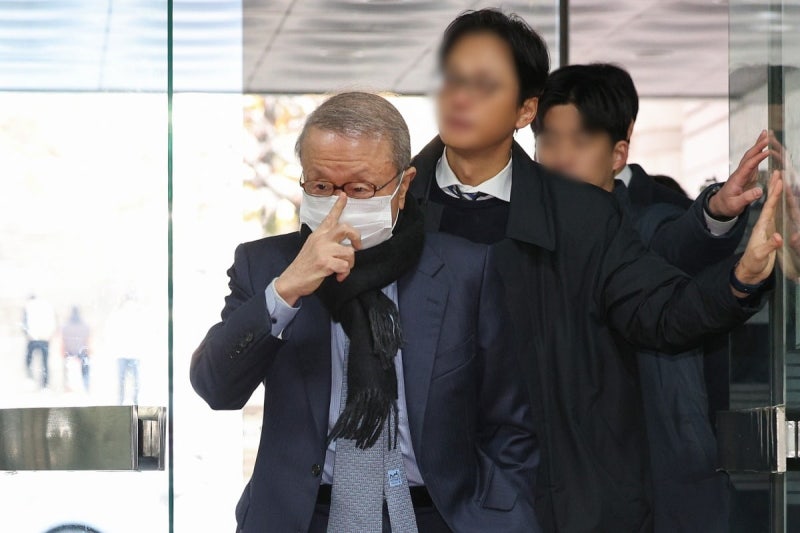 '100억대 횡령·배임' <b>홍원식</b> 전 <b>남양유업 회장</b> 구속심사