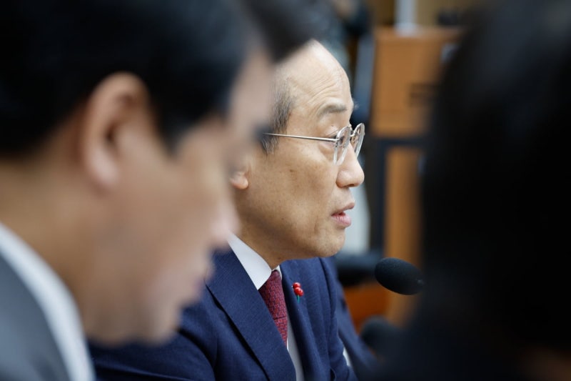 與 "<b>민주당</b>, 한국 정당 맞냐…간첩죄 확대에 부정적 돌변"