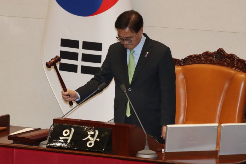'67세 <b>국회의장</b>' 계엄 막으려 1m 담 뛰어넘었다…놀라운 활약상