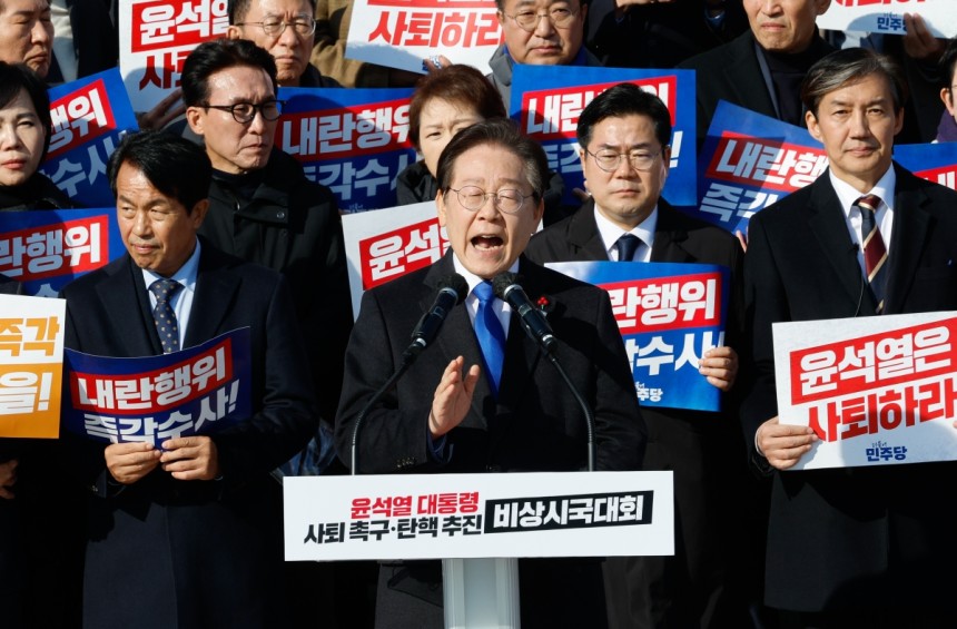 이재명 더불어민주당 대표가 4일 서울 여의도 국회 본청 계단에서 열린 '윤석열 대통령 사퇴촉구 탄핵추진 비상시국대회'에서 규탄사를 하고 있다.  / 사진=뉴스1
