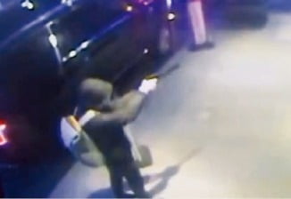 A man aiming a gun at Brian Thompson, CEO of UnitedHealth Group's insurance division, in front of the Hilton Hotel in Manhattan, USA, on the 4th (local time). /Reuters-Yonhap News