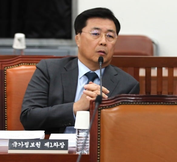 "尹, <b>정치인 체포</b> 지시 없었다"…<b>국정원</b> 수뇌부 갈등 '폭발'